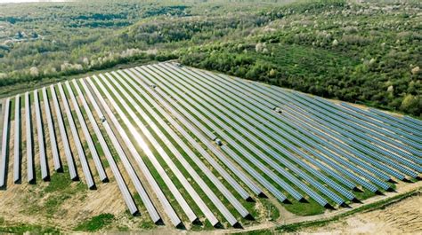 Painéis solares célula solar em fazenda solar iluminação solar para