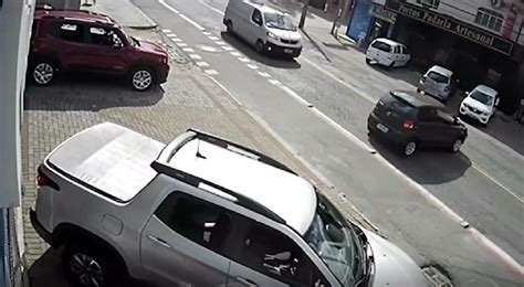 Vídeo motorista esquece de puxar freio de mão e quase causa acidente