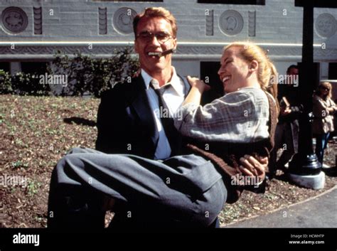 JUNIOR, Arnold Schwarzenegger, Emma Thompson, 1994 Stock Photo - Alamy