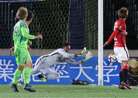 ＜ルヴァン杯 湘南・浦和＞前半、湘南・池田の強烈なシュートを止める浦和gk鈴木（左から2人目）（撮影・西海健太郎） ― スポニチ