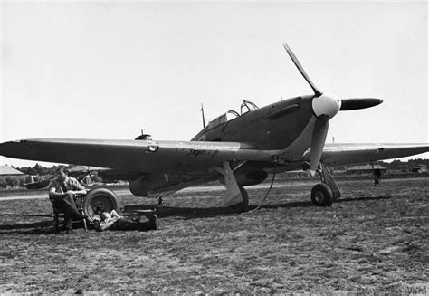 Asisbiz Hawker Hurricane I Raf 85sqn Vyq Peter Townsend P3166 England