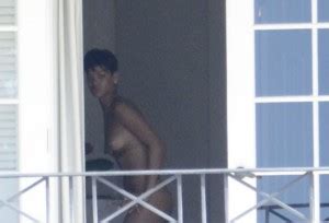 Rihanna Nude In Hotel Room Caught By Paparaci Paparaco