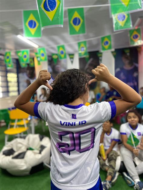 Vídeo alunos atendidos pelo Instituto Vini Jr comemoram convocação do