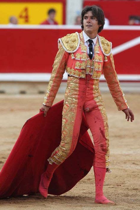 Los Trajes De Luces Para Los Matadores Tienen Que Tener Oro Puntos