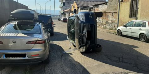 Incidente A Messina Spettacolare Carambola Tra Auto In Via Roma Un