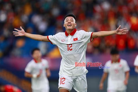 Thắng U22 Singapore U22 Việt Nam tạm vươn lên đầu bảng B Binh Phuoc