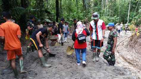 InfoPublik TNI Dan Warga Gotong Royong Bangun Jalan