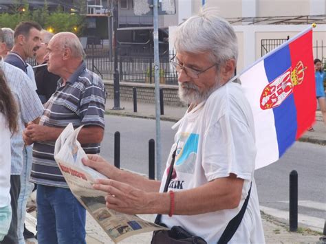 Kragujev Ani Tokom Protesta Blokirali Zgradu Telekoma Zbog Sponzorstva