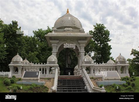 Scenic Hindu Temple in Lemont, Illinois Stock Photo - Alamy