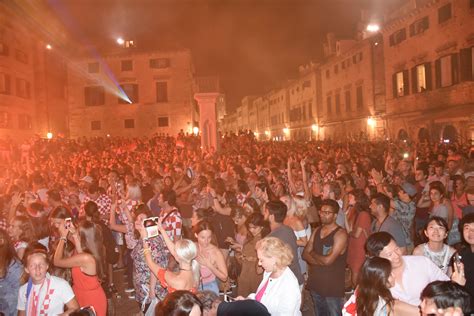 Hrvati Slave Ulazak U Finale Navija I Preplavili Glavni Zagreba Ki Trg