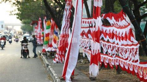 Foto Penjual Bendera Merah Putih Kini Marak Di Makasar Jelang Agustus