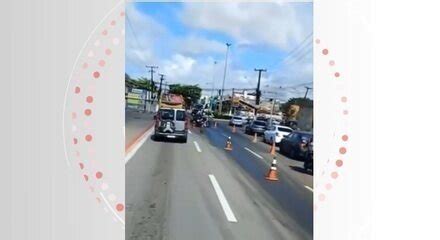 Motociclista e garupa ficam feridos após moto deslizar em poça de óleo