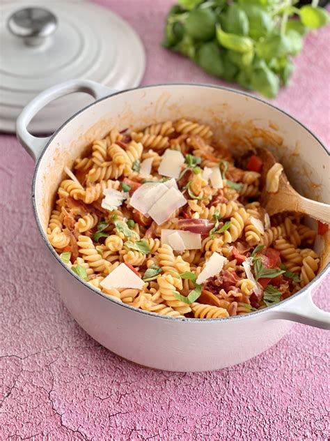 One pot pasta med serrano og soltørret tomat mad på 25 min