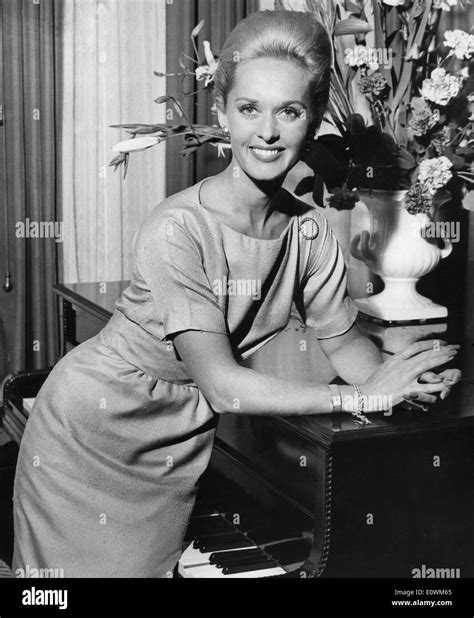 Tippi Hedren Hi Res Stock Photography And Images Alamy