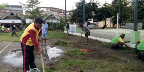 Gambar Gotong Royong Di Taman Perumahan Babinsa Koramil 1508 02