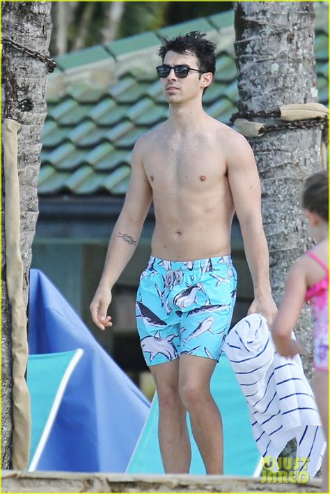 Joe Jonas Shirtless Beach Frisbee Player In Hawaii Photo 3023740 Joe Jonas Jonas Brothers