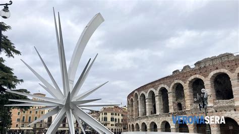 Luci Per Fare La Coda Della Stella Cometa Di Piazza Bra A Verona