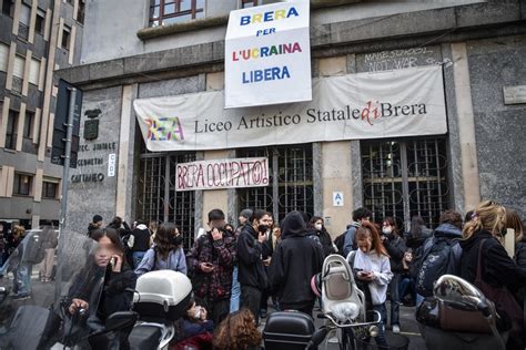 L Occupazione Del Liceo Artistico Brera Di Milano People Ansa It