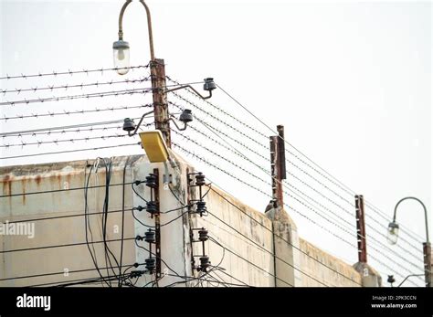 Clôture électrique de sécurité de prison et mur en béton Barrière de