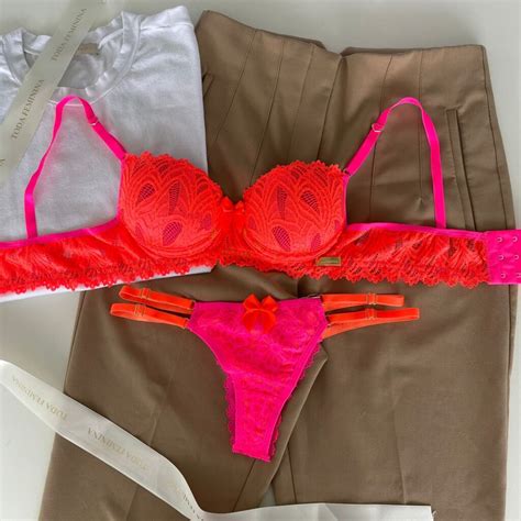 Conjunto de lingerie em renda sutiã bojo e calcinha string dupla fio dental rosa neon