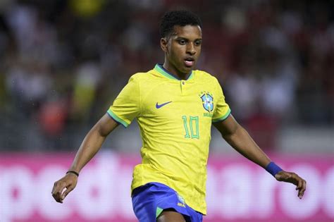 Rodrygo Goes 'honoured' to wear Pele's Brazil No.10 - Football España