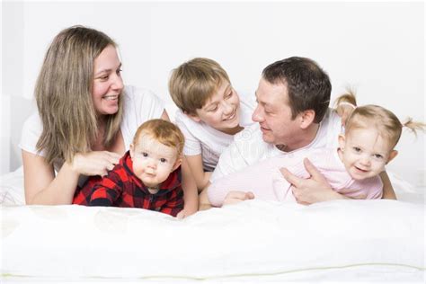 Famille De Cinq Membres Photo Stock Image Du Parent