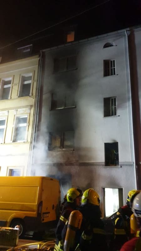 Feuerwehr löscht Brand in einem Mehrfamilienhaus Einsatzbericht