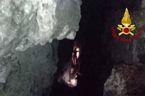 È salva la speleologa ferita e bloccata in una grotta nel Salernitano