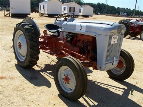 FORD JUBILEE FARM TRACTOR, - J.M. Wood Auction Company, Inc.