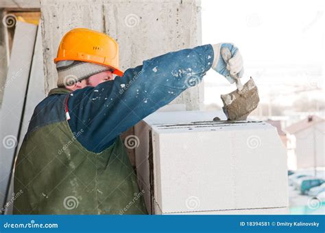 Arbeitskraftmaurer Bei Der Maurerarbeitarbeit Stockbild Bild Von