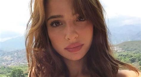 Brenda Asnicar foto al natural en bikini en una paradisíaca isla boutique de Cartagena