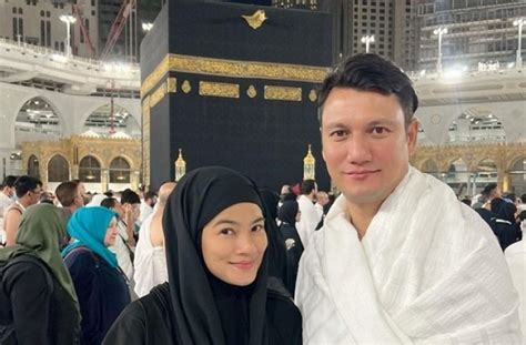 Titi Kamal Dan Christian Sugiono Umrah Pose Manis Di Depan Ka Bah