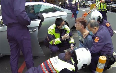 開車違停巷口睡著 腿上這東西露餡！新北男見警竄逃撞車遭逮