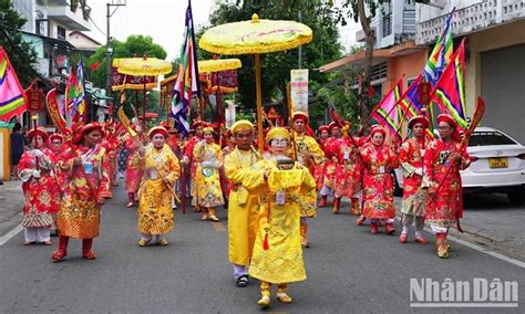 Hundreds Of People Flock To Hue Nam Temple Festival In Thua Thien Hue