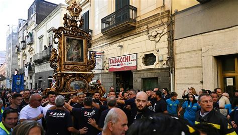 Torre Annunziata Ottobre La Madonna In Processione Le Foto