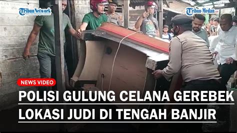 MOMEN Polisi Gulung Celana Gerebek Lokasi Judi Di Tengah Banjir Dan Di