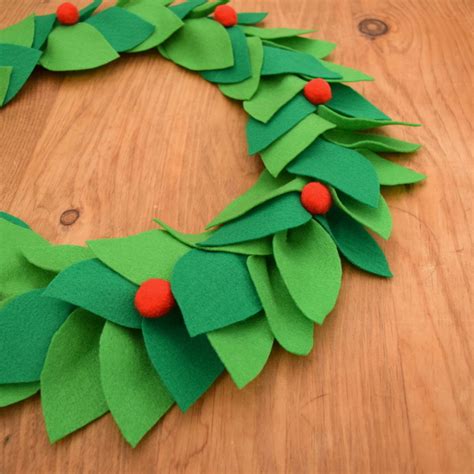 How to make a Festive Felt Christmas wreath - northstory + co.