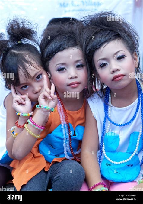 Young Thai Girls Fotos Und Bildmaterial In Hoher Auflösung Alamy