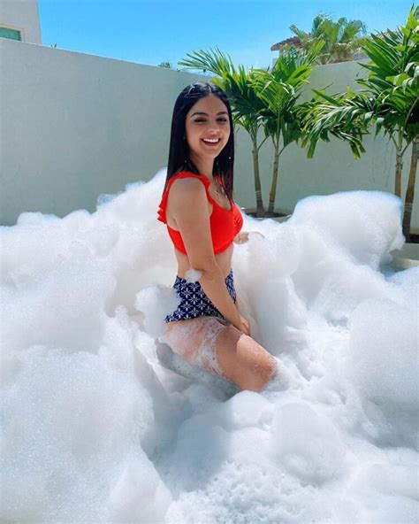 Hot Sexy Melissa Navarro Bikini Pics