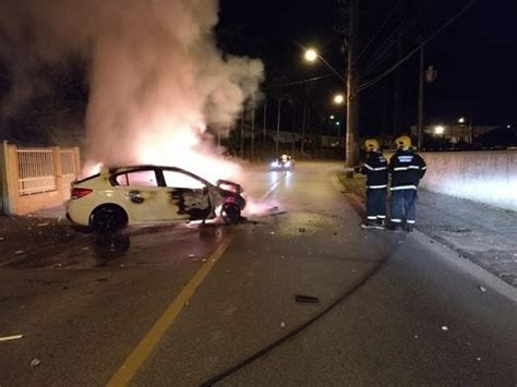 Ve Culo Pega Fogo Ap S Colidir Contra Muro E Port O De Resid Ncia Em