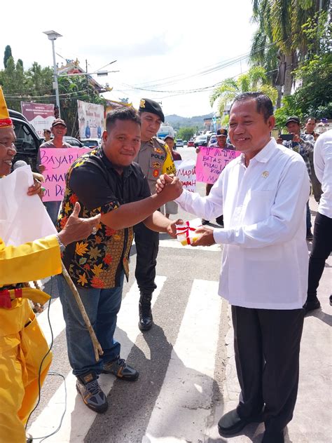 Ketua Dprd Kotabaru Terima Waluh Dan Tapai Dari Pengunjuk Rasa