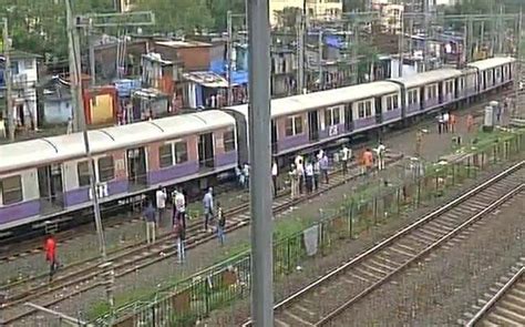 Mumbai 4 Coaches Of Local Train Derail On Harbour Line Near Mahim 5