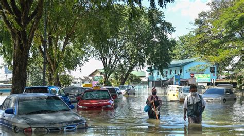 More Than A Dozen People Dead 70 000 Displaced In Malaysian Floods