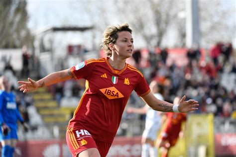 Valentina Giacinti Rinnova Il Contratto Con La Roma L Football