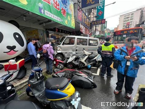 三峽兩車對撞！廂型車失控衝人行道8輛機車慘了 Ettoday社會新聞 Ettoday新聞雲