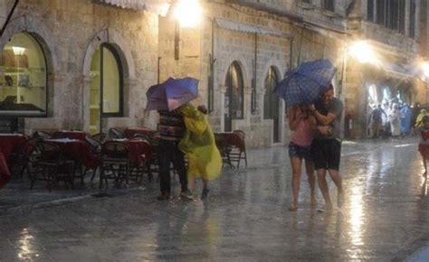 Veliko Nevrijeme Pogodilo Hrvatsku Dubrovnik U Mraku Avaz