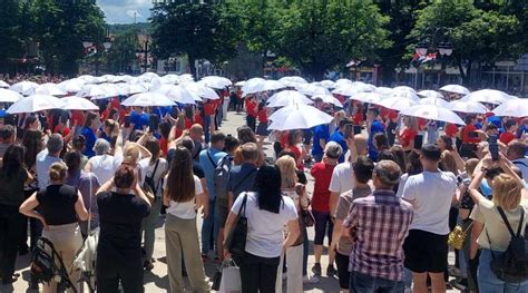 Zaječarski maturanti tradicionalno zaplesali u centru grada Glas Zaječara