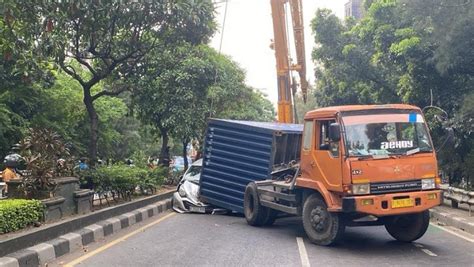 Kecelakaan Di Ahmad Yani Bekasi Kontainer Terguling Hingga Timpa Mobil