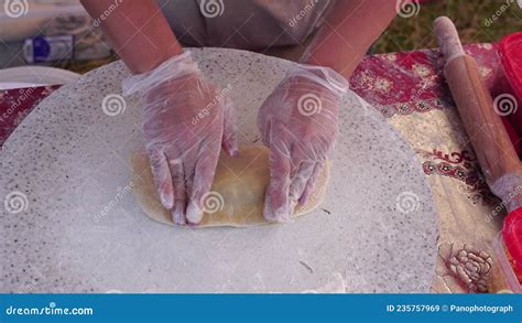 Mulher Adulta Atraente Que Faz Barcos Torrados Papagaio Prepara Tortas