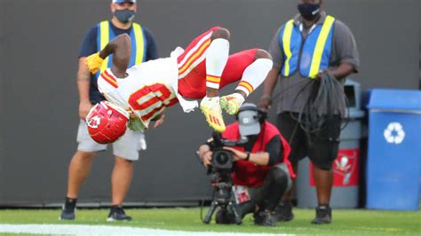 Watch: Tyreek Hill flips into end zone on touchdown | Yardbarker